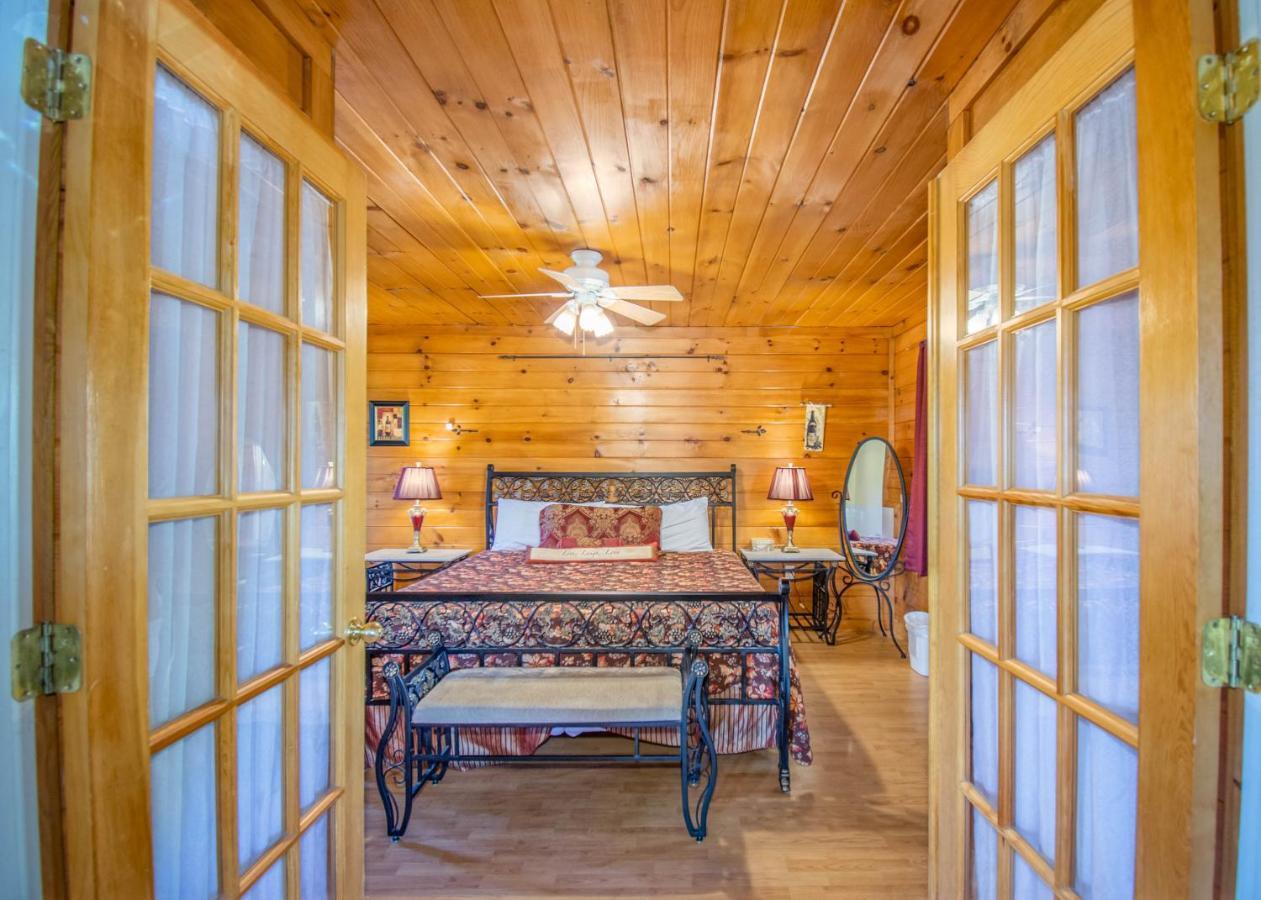 Ladybug Resort Romantic Cabin With Mountain Views, Game Room, Close To Dollywood เซอเวียร์วีล ภายนอก รูปภาพ