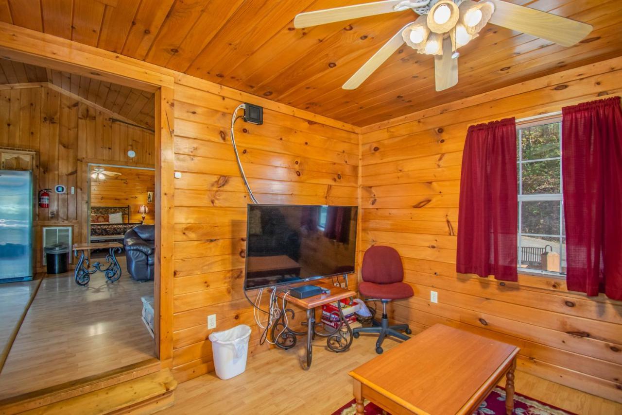 Ladybug Resort Romantic Cabin With Mountain Views, Game Room, Close To Dollywood เซอเวียร์วีล ภายนอก รูปภาพ