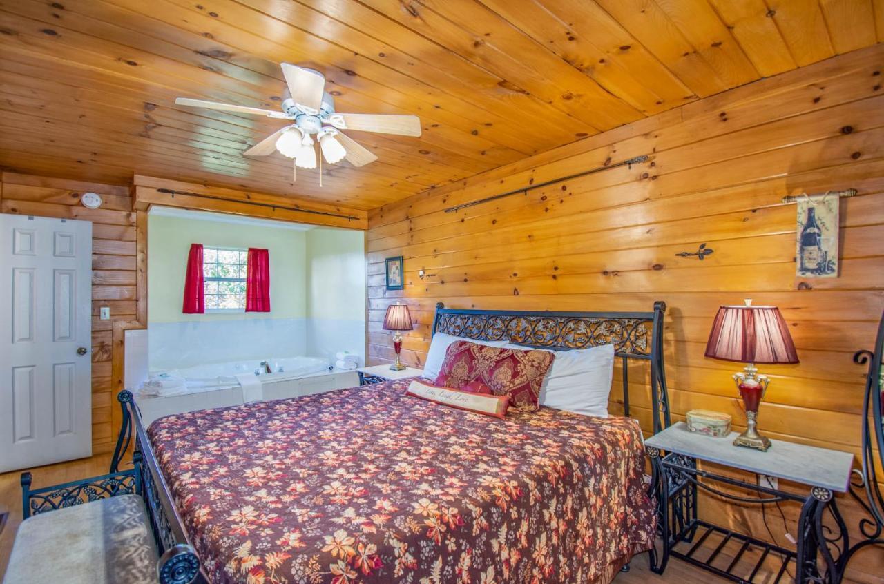 Ladybug Resort Romantic Cabin With Mountain Views, Game Room, Close To Dollywood เซอเวียร์วีล ภายนอก รูปภาพ