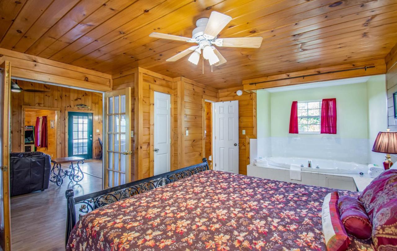 Ladybug Resort Romantic Cabin With Mountain Views, Game Room, Close To Dollywood เซอเวียร์วีล ภายนอก รูปภาพ