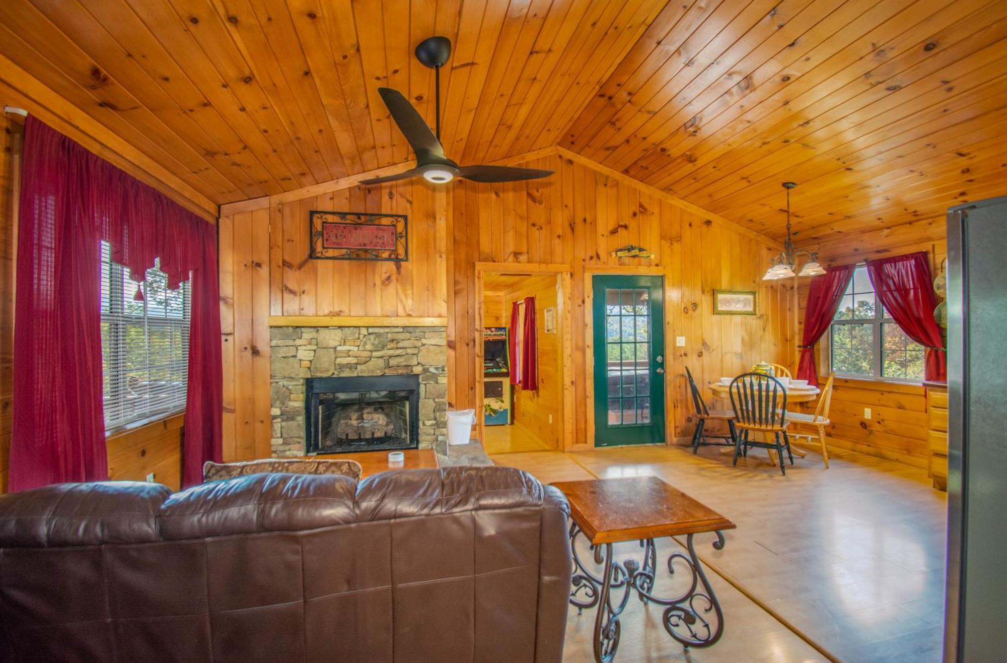 Ladybug Resort Romantic Cabin With Mountain Views, Game Room, Close To Dollywood เซอเวียร์วีล ภายนอก รูปภาพ