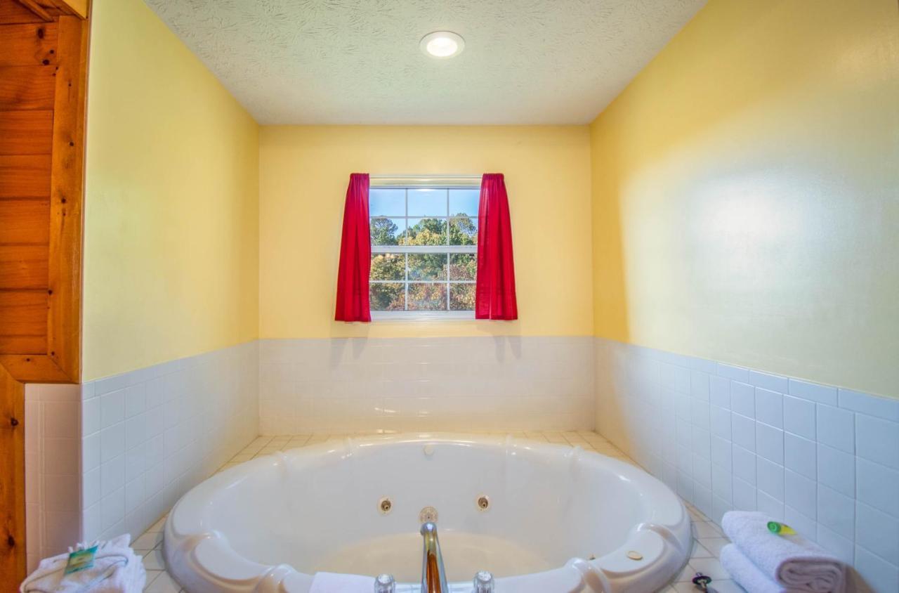 Ladybug Resort Romantic Cabin With Mountain Views, Game Room, Close To Dollywood เซอเวียร์วีล ภายนอก รูปภาพ
