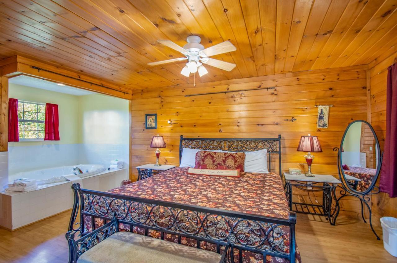 Ladybug Resort Romantic Cabin With Mountain Views, Game Room, Close To Dollywood เซอเวียร์วีล ภายนอก รูปภาพ