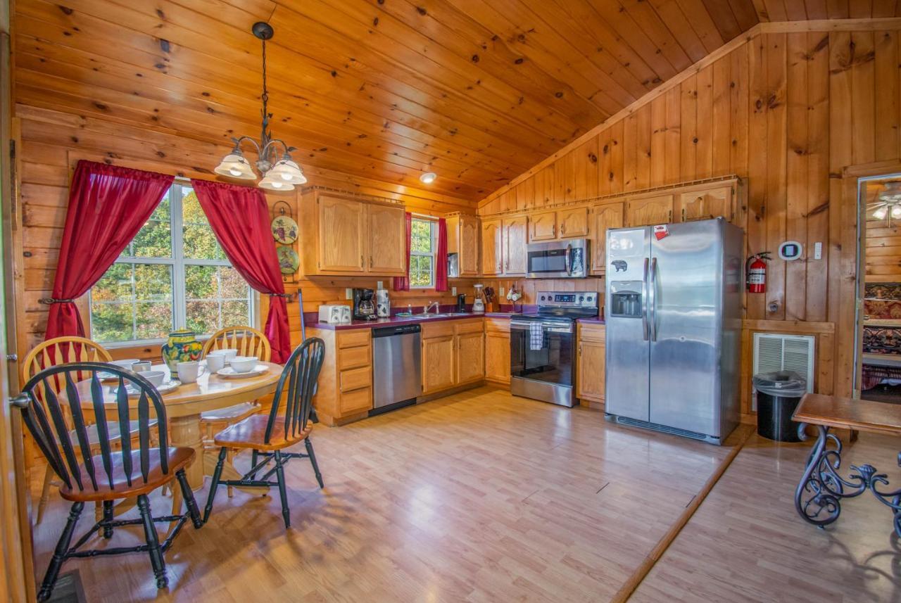 Ladybug Resort Romantic Cabin With Mountain Views, Game Room, Close To Dollywood เซอเวียร์วีล ภายนอก รูปภาพ